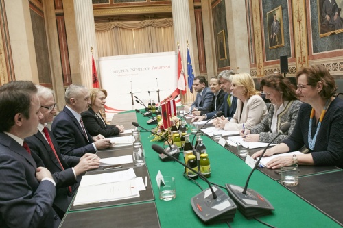 Aussprache. Rechte Seite: Österreichische Delegation mit Nationalratspräsidentin Doris Bures (S) (3. von rechts). Linke Seite: Albanische Delegation mit Parlamentspräsident Ilir Meta (3. von links)
