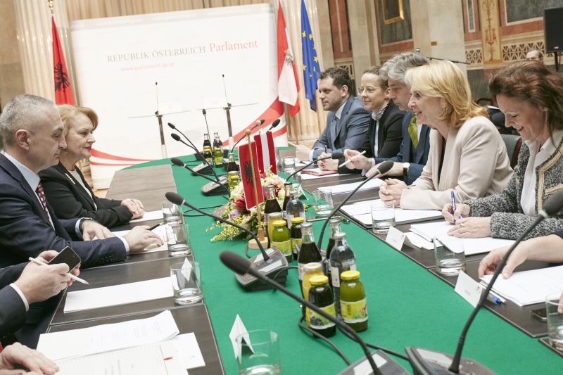 Aussprache, rechte Seite: Nationalratspräsidentin Doris Bures (S), linke Seite: Ilir Meta albanischer Parlamentspräsident