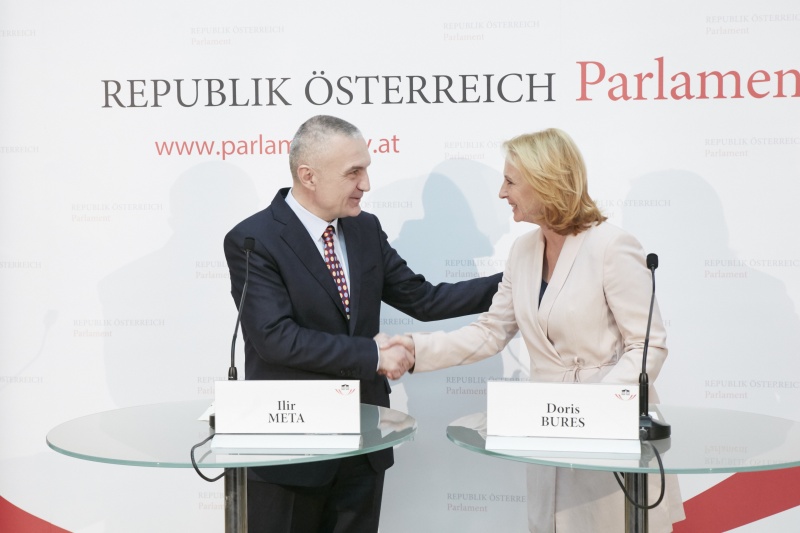 Von rechts Nationalratspräsidentin Doris Bures (S) und der albanische Parlamentspräsident Ilir Meta während der Pressekonferenz