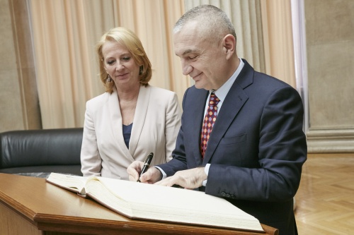 Eintrag in das Gästebuch: von links: Nationalratspräsidentin Doris Bures (S) und Ilir Meta albanischer Parlamentspräsident
