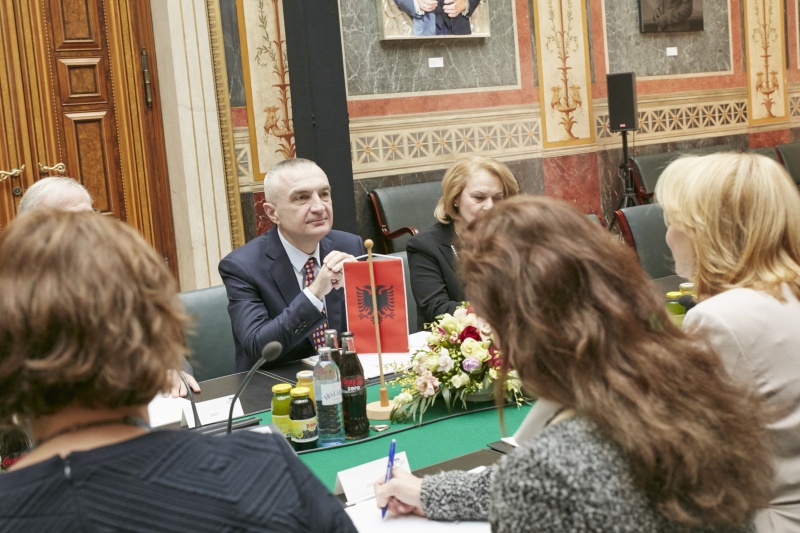 Albanischer Parlamentspräsident Ilir Meta während der Aussprache