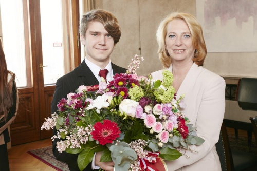 Nationalratspräsidentin Doris Bures (S) bekommt Blumen überreicht