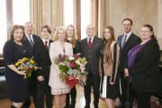 Gruppenfoto Nationalratspräsidentin Doris Bures (S) mit MitarbeiterInnen des Blumenbüros