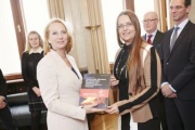Nationalratspräsidentin Doris Bures (S) bekommt ein Buch zum Thema: 'Traditionelles Handwerk als immaterielles Kulturerbe und Wirtschaftsfaktor in Österreich' überrreicht