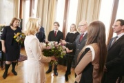 Nationalratspräsidentin Doris Bures (S) im Gespräch mit MitarbeiterInnen des Blumenbüros