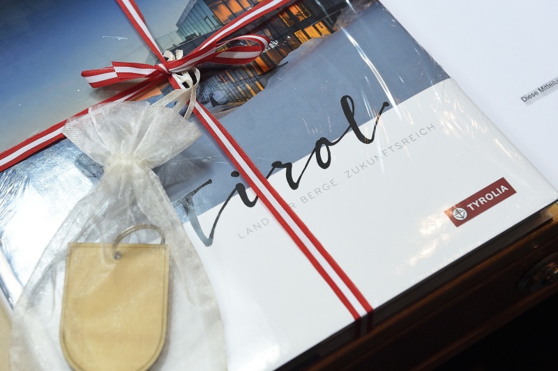 Präsent für die BundesrätInnen anlässlich der Antrittsrede der tiroler Bundesratspräsidentin Sonja Ledl-Rossman (V)