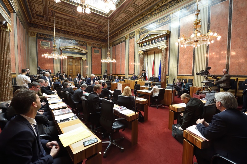 Blick Richtung SitzungsteilnehmerInnen. Bundesratspräsidentin Sonja Ledl-Rossman (V) bei der Antrittsrede
