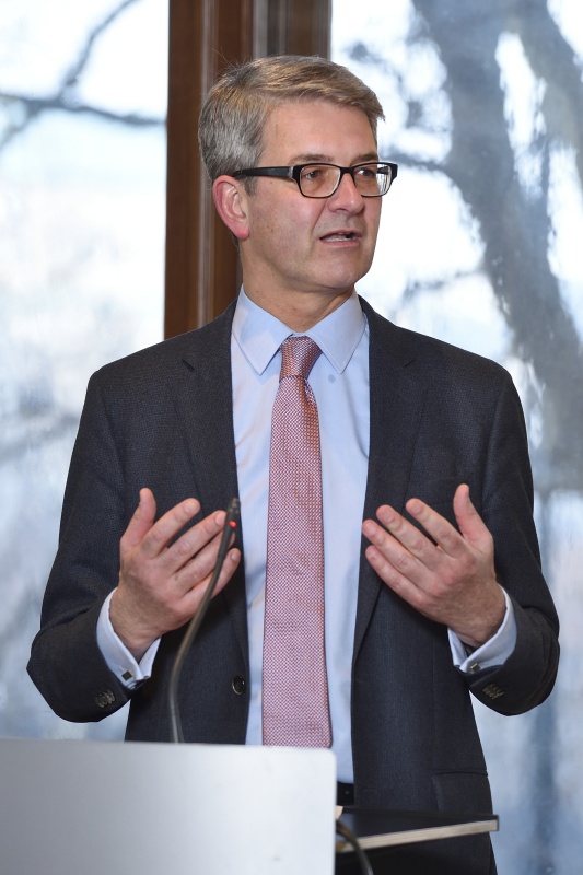 Parlamentsvizedirektor Alexis Wintoniak bei der Begrüßung