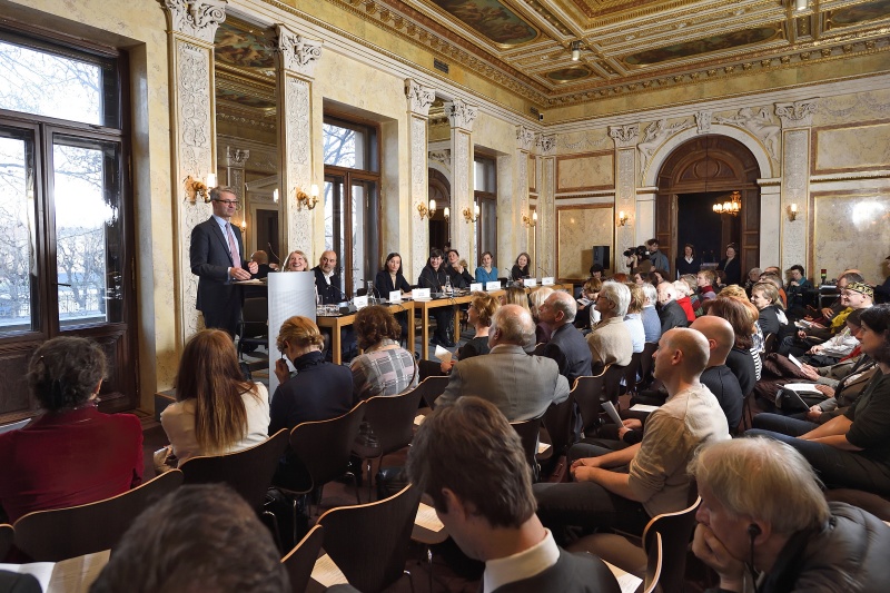 Parlamentsvizedirektor Alexis Wintoniak bei der Begrüßung