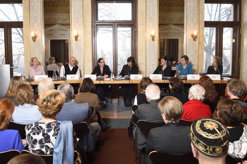 Podium von links: Präsidentin Österreichisches Bundesdenkmalamt Barbara Neubauer, Architekt Aleksander Ostan, Generalsekretärin der österreichischen UNESCO-Kommission Gabriele Eschig, Architektin und Moderatorin Gabu Heindl, Architektin Ulrike Schartner, Architektin Verena Mörkl, Architektin Johanna Rainer
