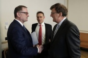 Von links: Zweiter Nationalratspräsident Karl Heinz Kopf (V) begrüßt EK-Generaldirektor Mauro Petriccione