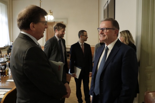 Von rechts: Zweiter Nationalratspräsident Karl Heinz Kopf (V) begrüßt EK-Generaldirektor Mauro Petriccione