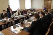 Österreichische Delegation mit dem Zweiten Nationalratspräsident Karlheinz Kopf (V) (2.v.li.) während der Aussprache mit dem EK-Generaldirektor Mauro Petriccione