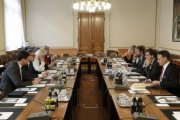 Der Zweite Nationalratspräsident Karlheinz Kopf (V) (2.v.li.) während der Aussprache mit dem EK-Generaldirektor Mauro Petriccione (2. von rechts)
