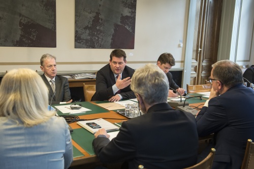 Von links: Botschafter von Irland in Österreich Tom Hanney, Irische Staatsministers für europäische Angelegenheiten und Datenschutz Dara Murphy, Delegationsmitglied