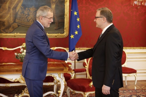 Von links: Bundespräsident Alexander Van der Bellen begrüßt den Zweiten Nationalratspräsidenten Karlheinz Kopf (V)