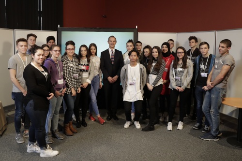 Gruppenfoto mit dem britischen Botschafter Leigh Turner (Mitte) und den teilnehmenden Schüler/Innen