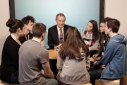Der britische Botschafter Leigh Turner im Gespräch mit den SchülerInnen