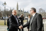 Von rechts: Zweite Nationalratspräsident Karlheinz Kopf (V) begrüßt George Tsereteli, Vize-Präsident der Parlamentarischen Versammlung der OSZE