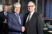 Von links: Ikram Adyrbekov, Vorsitzender des Ausschusses für internationale Angelegenheiten und der Zweite Nationalratspräsident Karlheinz Kopf (V)