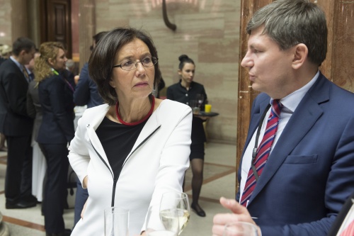 Von links: Nationalratsabgeordnete und OSZE-PV Präsidentin Christine Muttonen, im Gespräch mit dem Delegationsleiter der Ukraine Artur Gerasymov