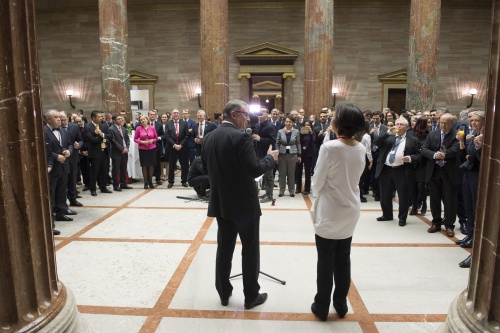 Nationalratsabgeordnete und OSZE-PV Präsidentin Christine Muttonen und Zweiter Nationalratspräsident Karlheinz Kopf (V) bei der Begrüßung. Blick Richtung VeranstaltungsteilnehmerInnen