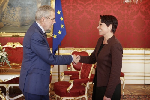 Von links: Bundespräsident Alexander Van der Bellen begrüßt Bundesratspräsidentin Sonja Ledl-Rossmann (V)