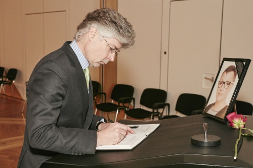 Parlamentsdirektor Harald Dossi trägt sich ins Kondulenzbuch ein