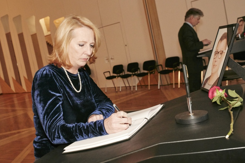 Nationalratspräsidentin Doris Bures (S) trägt sich ins Kondulenzbuch ein
