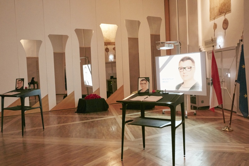 Kondulenzbuch für Gesundheitsministerin Sabine Oberhauser