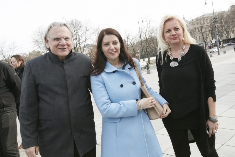 von links: Christian Müller Parlamentsdirektion, Staatsekretärin Muna Duzdar (S) und Ines Kerle Parlamentsdirektion