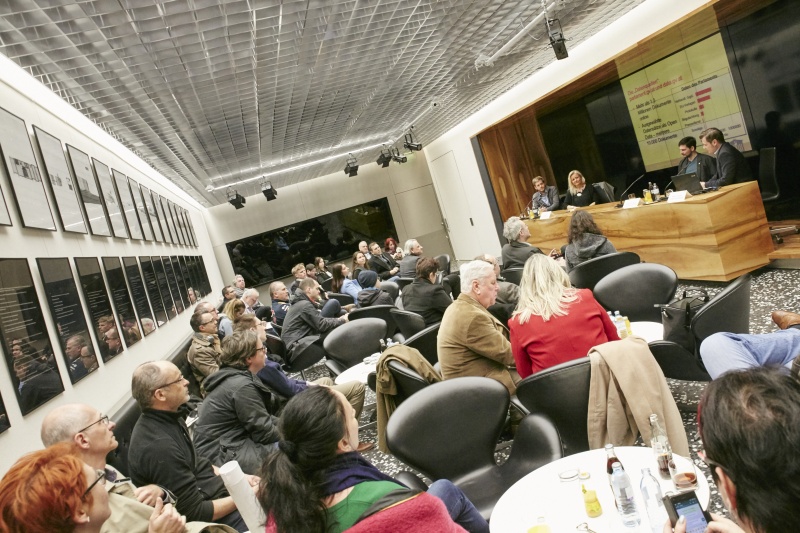 Podium von rechts: Stefan Taferner Parlamentsdirektion, Markus Hametner Forum Informationsfreiheit, Ines Kerle Parlamentsdirektion und Mathias Huter 
Forum Informationsfreiheit. Blick Richtung VeranstaltungsteilnehmerInnen
