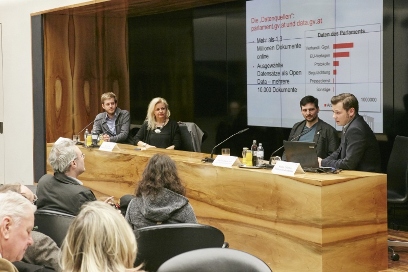 Podium von rechts: Stefan Taferner Parlamentsdirektion (am Wort), Markus Hametner Forum Informationsfreiheit, Ines Kerle Parlamentsdirektion und Mathias Huter 
Forum Informationsfreiheit