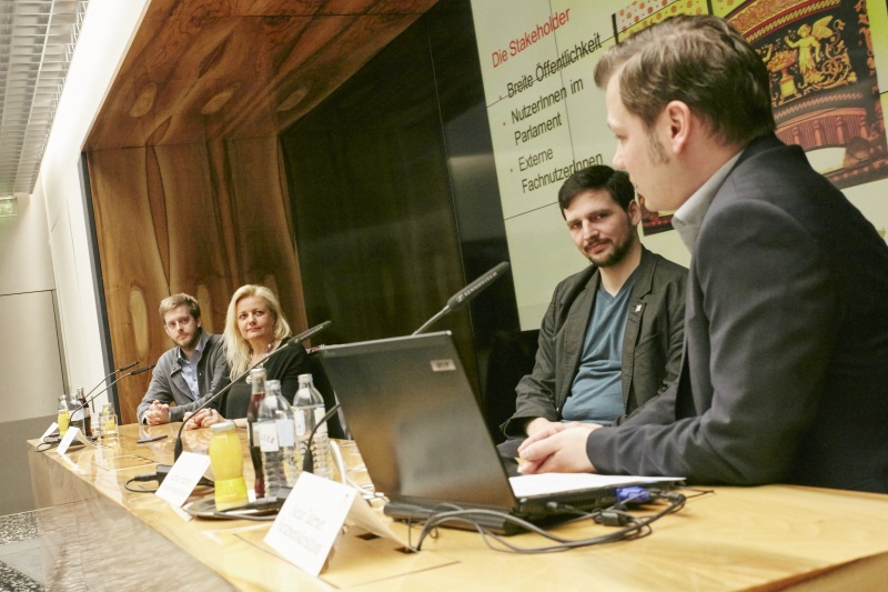 Podium von rechts: Stefan Taferner Parlamentsdirektion, Markus Hametner Forum Informationsfreiheit, Ines Kerle Parlamentsdirektion und Mathias Huter 
Forum Informationsfreiheit