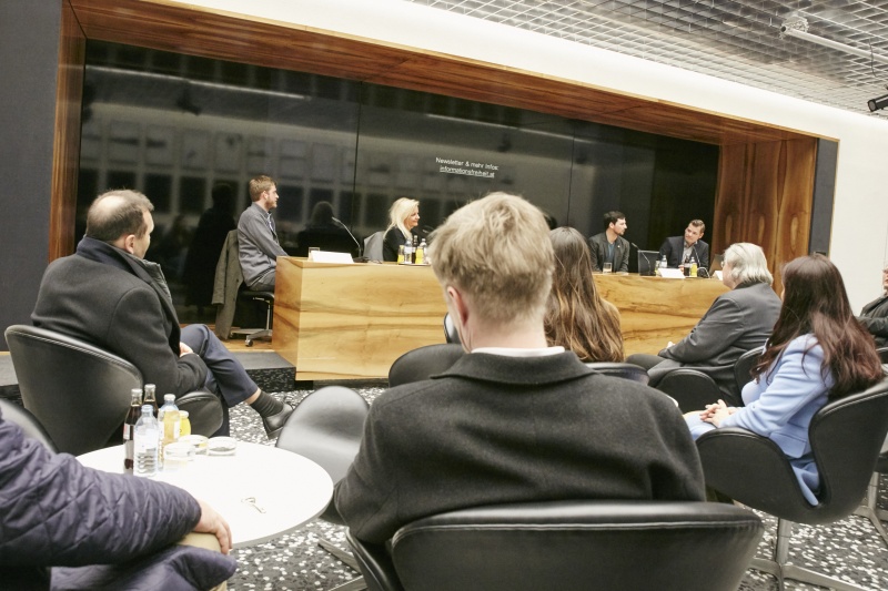 Podium von rechts: Stefan Taferner Parlamentsdirektion, Markus Hametner Forum Informationsfreiheit, Ines Kerle Parlamentsdirektion und Mathias Huter 
Forum Informationsfreiheit