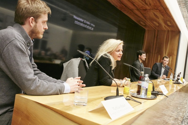 Podium von rechts: Stefan Taferner Parlamentsdirektion, Markus Hametner Forum Informationsfreiheit, Ines Kerle Parlamentsdirektion (am Wort) und Mathias Huter 
Forum Informationsfreiheit
