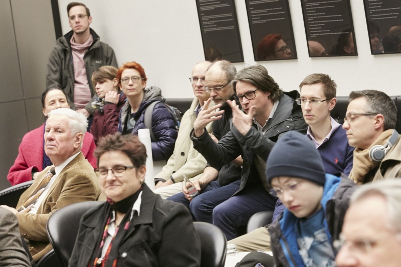 Veranstaltungsteilnehmer bei seiner Wortmeldung