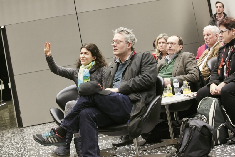 Veranstaltungsteilnehmerin bei ihrer Wortmeldung