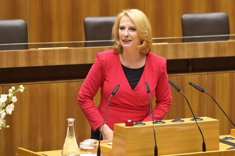 Nationalratspräsidentin Doris Bures (S) bei der Begrüßung