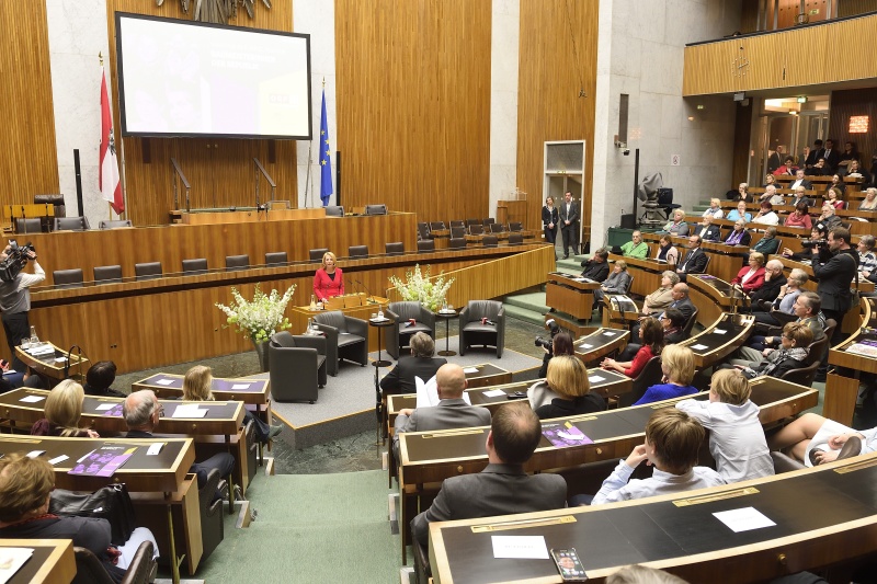 Nationalratspräsidentin Doris Bures (S) bei der Begrüßung. Blick Richtung VeranstaltungsteilnehmerInnen