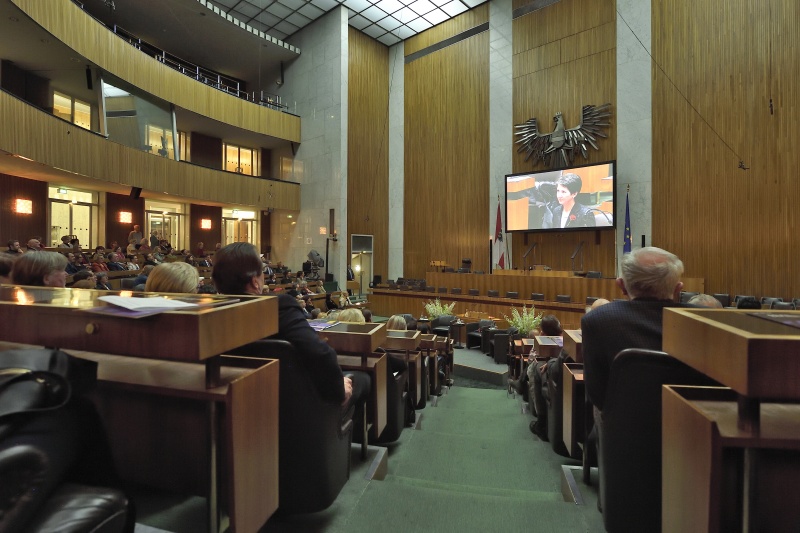 Blick Richtung VeranstaltungsteilnehmerInnen. Auf der Leinwand: Präsentation der neuen ORF-III-Reihe 'Baumeisterinnen der Republik'