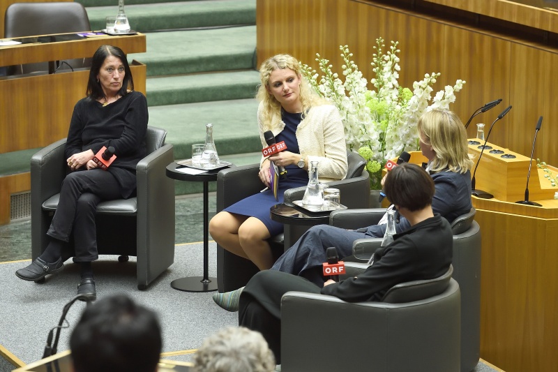 Von links: Gabriella Hauch, Institut für Geschichte, Universität Wien, Moderatorin Christine Mayer-Bohusch, Edeltraud Hanappi-Egger, Rektorin der WU Wien (am Wort) und Elisabeth Sobotka, Intendantin der Bregenzer Festspiele