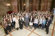 Gruppenfoto: Bundesratspräsidentin Sonja Ledl-Rossmann (V), Bundesratspräsident a.D. Mario Lindner (S) mit SchülerInnen