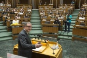 Zweiter Nationalratspräsident Karlheinz Kopf (V) bei der Begrüßung. Blick Richtung TeilnehmerInnen des Jugendparlaments