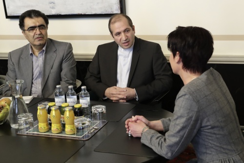 Aussprache. Von links: Delegationsmitglieder, Iranische Botschafter S.E. Ebadollah Molaei, Bundesratspräsidentin Sonja Ledl-Rossmann (V)