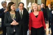 Von links: Präsidentin der italienischen Abgeordnetenkammer Laura Boldrini, Dolmetscher, Nationalratspräsidentin Doris Bures (S)