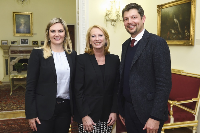 Treffen mit Südtiroler Senatoren und Abgeordneten in der Österreichischen Botschaft in Rom.. Von links: Kammerabgeordnete Renate Gebhard, Nationalratspräsidentin Doris Bures (S), Kammerabgeordneter Daniel Alfreider