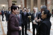 Begrüßung  einer Delegation der Politischen Konsultativkonferenz des Chinesischen Volkes durch Bundesratspräsidentin Sonja Ledl-Rossmann (V) (links)