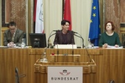 Am Präsidium von links: Bundesrat Josef Saller (V), Bundesratspräsidentin Sonja Ledl-Rossmann (V), Bundesratsdirektorin Susanne Bachmann