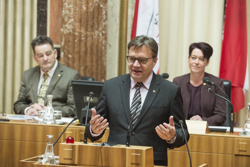 Am Rednerpult: Landeshauptmann Günther Platter (V) bei seiner Rede. Am Präsidium von links: Bundesrat Josef Saller (V) und Bundesratspräsidentin Sonja Ledl-Rossmann (V)